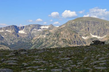 İz Ridge Road, Rocky Dağı Milli Parkı, Colorado, ABD den manzaralar.