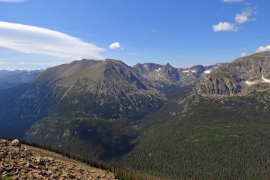 İz Ridge Road, Rocky Dağı Milli Parkı, Colorado, ABD den manzaralar.