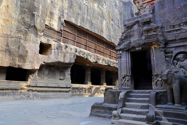 Храм Эллоры пещеры, скальные храмы, AURANGABAD, MAHARASHTRA в центральной Индии
 