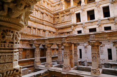 Rani ki Vav, patan 'da Saraswati Nehri 'nin kıyısında bir step kuyusu. Türkiye 'Nin Gujarat bölgesinde UNESCO Dünya Mirası
