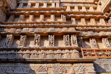 Rani ki Vav, patan 'da Saraswati Nehri 'nin kıyısında bir step kuyusu. Türkiye 'Nin Gujarat bölgesinde UNESCO Dünya Mirası