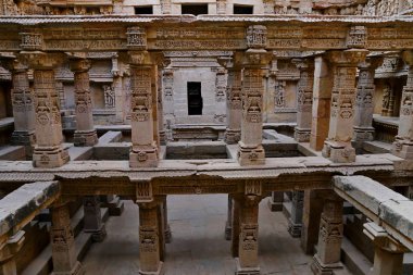 Rani ki Vav, patan 'da Saraswati Nehri 'nin kıyısında bir step kuyusu. Türkiye 'Nin Gujarat bölgesinde UNESCO Dünya Mirası