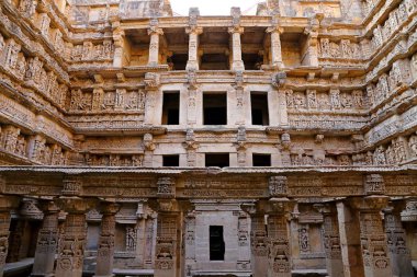 Rani ki Vav, patan 'da Saraswati Nehri 'nin kıyısında bir step kuyusu. Türkiye 'Nin Gujarat bölgesinde UNESCO Dünya Mirası