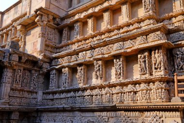Rani ki Vav, patan 'da Saraswati Nehri 'nin kıyısında bir step kuyusu. Türkiye 'Nin Gujarat bölgesinde UNESCO Dünya Mirası