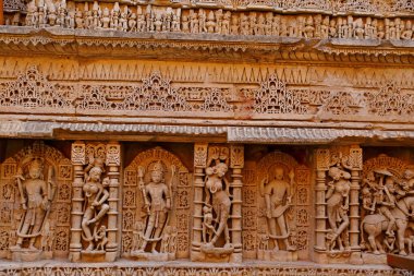 Rani ki Vav, patan 'da Saraswati Nehri 'nin kıyısında bir step kuyusu. Türkiye 'Nin Gujarat bölgesinde UNESCO Dünya Mirası
