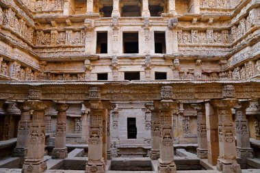 Rani ki Vav, patan 'da Saraswati Nehri 'nin kıyısında bir step kuyusu. Türkiye 'Nin Gujarat bölgesinde UNESCO Dünya Mirası