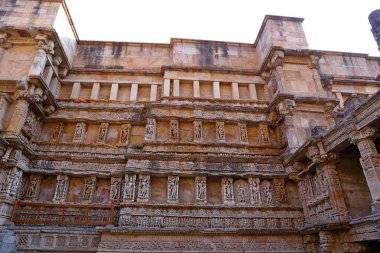 Rani ki Vav, patan 'da Saraswati Nehri 'nin kıyısında bir step kuyusu. Türkiye 'Nin Gujarat bölgesinde UNESCO Dünya Mirası