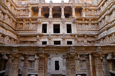 Rani ki Vav, patan 'da Saraswati Nehri 'nin kıyısında bir step kuyusu. Türkiye 'Nin Gujarat bölgesinde UNESCO Dünya Mirası