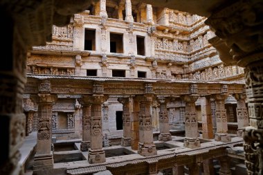 Rani ki Vav, patan 'da Saraswati Nehri 'nin kıyısında bir step kuyusu. Türkiye 'Nin Gujarat bölgesinde UNESCO Dünya Mirası