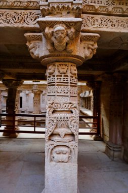 Rani ki Vav, patan 'da Saraswati Nehri 'nin kıyısında bir step kuyusu. Türkiye 'Nin Gujarat bölgesinde UNESCO Dünya Mirası