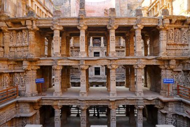 Rani ki Vav, patan 'da Saraswati Nehri 'nin kıyısında bir step kuyusu. Türkiye 'Nin Gujarat bölgesinde UNESCO Dünya Mirası