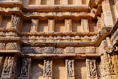 Rani ki Vav, patan 'da Saraswati Nehri 'nin kıyısında bir step kuyusu. Türkiye 'Nin Gujarat bölgesinde UNESCO Dünya Mirası