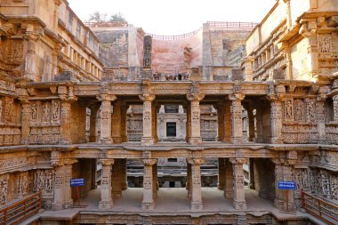 Rani ki Vav, patan 'da Saraswati Nehri 'nin kıyısında bir step kuyusu. Türkiye 'Nin Gujarat bölgesinde UNESCO Dünya Mirası