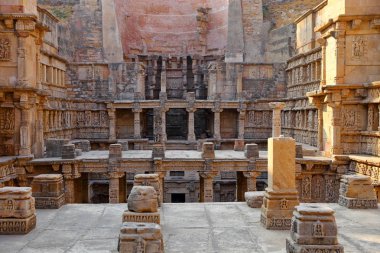 Rani ki Vav, patan 'da Saraswati Nehri 'nin kıyısında bir step kuyusu. Türkiye 'Nin Gujarat bölgesinde UNESCO Dünya Mirası