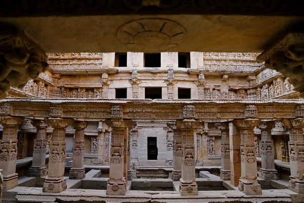 Rani ki Vav, patan 'da Saraswati Nehri 'nin kıyısında bir step kuyusu. Türkiye 'Nin Gujarat bölgesinde UNESCO Dünya Mirası