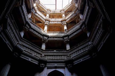 Adalaj Stepwell, Gujarat Hint eyaletinde Ahmedabad yakınlarındaki Adalaj köyünde bir Hindu binadır.. 