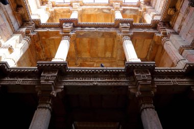 Adalaj Stepwell, Gujarat Hint eyaletinde Ahmedabad yakınlarındaki Adalaj köyünde bir Hindu binadır.. 
