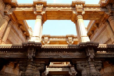 Adalaj Stepwell, Gujarat Hint eyaletinde Ahmedabad yakınlarındaki Adalaj köyünde bir Hindu binadır.. 