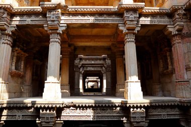 Adalaj Stepwell, Gujarat Hint eyaletinde Ahmedabad yakınlarındaki Adalaj köyünde bir Hindu binadır.. 