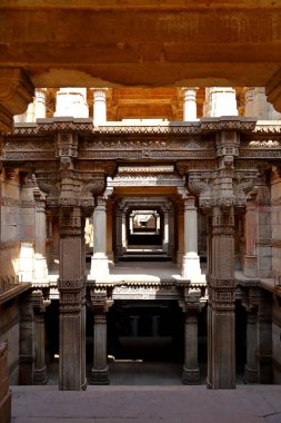 Adalaj Stepwell, Gujarat Hint eyaletinde Ahmedabad yakınlarındaki Adalaj köyünde bir Hindu binadır.. 