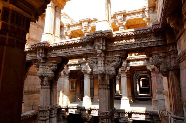 Adalaj Stepwell, Gujarat Hint eyaletinde Ahmedabad yakınlarındaki Adalaj köyünde bir Hindu binadır.. 
