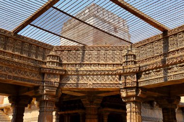 Adalaj Stepwell, Gujarat Hint eyaletinde Ahmedabad yakınlarındaki Adalaj köyünde bir Hindu binadır.. 
