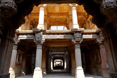 Adalaj Stepwell, Gujarat Hint eyaletinde Ahmedabad yakınlarındaki Adalaj köyünde bir Hindu binadır.. 