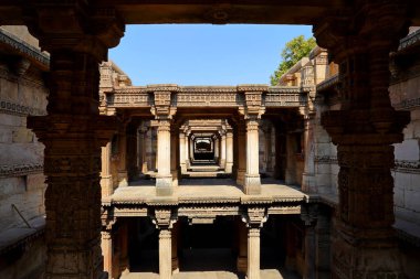 Adalaj Stepwell, Gujarat Hint eyaletinde Ahmedabad yakınlarındaki Adalaj köyünde bir Hindu binadır.. 