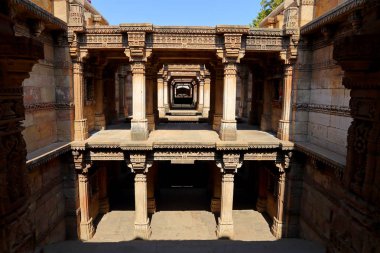 Adalaj Stepwell, Gujarat Hint eyaletinde Ahmedabad yakınlarındaki Adalaj köyünde bir Hindu binadır.. 