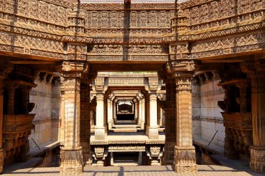 Adalaj Stepwell, Gujarat Hint eyaletinde Ahmedabad yakınlarındaki Adalaj köyünde bir Hindu binadır.. 
