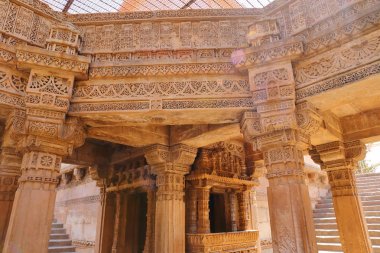 Adalaj Stepwell, Gujarat Hint eyaletinde Ahmedabad yakınlarındaki Adalaj köyünde bir Hindu binadır.. 