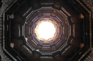 Dada Harir Vav stepwell Gujarat Hint devlet Asarwa Ahmedabad bir Hindu su binası.