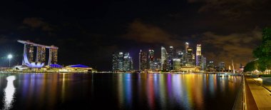 Singapur finans bölgesi silueti singapur marina koyunda gece  