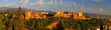 Gün batımında Alhambra sarayının panoramik manzarası Granada - Endülüs, İspanya, Mirador San Nicols'tan görüntülendi. 