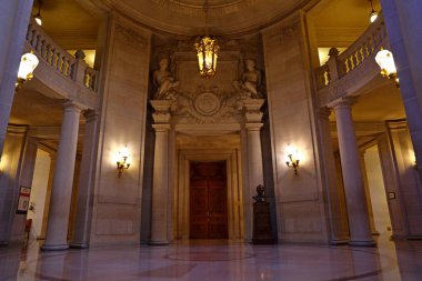 San Francisco City Hall'un iç mekanı, San Francisco, Amerika Birleşik Devletleri'ndeki turistik mekanlardan biri 