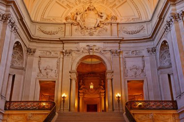 San Francisco City Hall'un iç mekanı, San Francisco, Amerika Birleşik Devletleri'ndeki turistik mekanlardan biri 