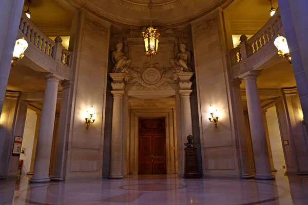 サンフランシスコ市庁舎のインテリア サンフランシスコの旅行アトラクションの一つ アメリカ合衆国 — ストック写真
