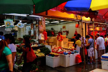 Hong Kong'da Chun Yeung Caddesi'nde çalışan tramvay hattı ıslak bir pazar