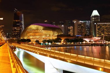 Esplanade Tiyatrolar Koyunda, Singapur Marina koyunda gece