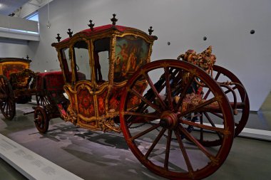 Lizbon Ulusal Otobüs Müzesi'nde antika arabaları sergiler, Portekiz (Museu Nacional dos Coches)