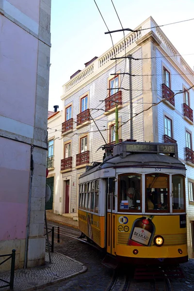 Slavná Tramvajová Linka Alfamě Starých Lisabonských Čtvrtích Portugalsku — Stock fotografie