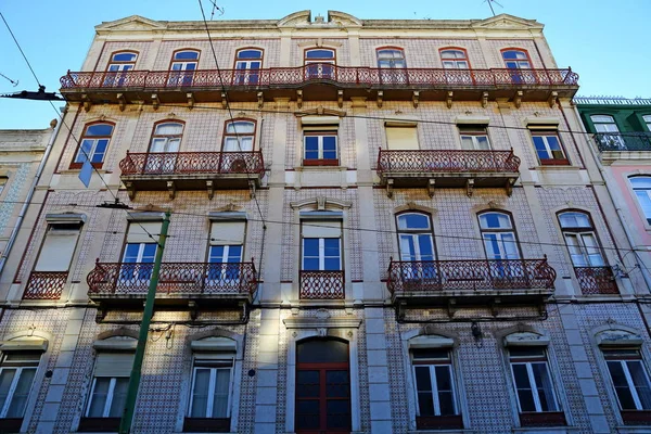 Eski Lizbon Mahallelerinde Azulejo Fayans Cephe Ile Geleneksel Renkli Binalar — Stok fotoğraf