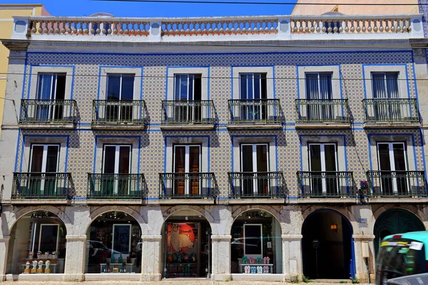 Eski Lizbon Mahallelerinde Azulejo Fayans Cephe Ile Geleneksel Renkli Binalar — Stok fotoğraf