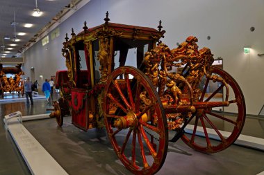 Lizbon Ulusal Otobüs Müzesi'nde antika arabaları sergiler, Portekiz (Museu Nacional dos Coches)