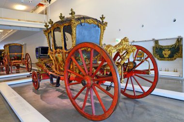 Lizbon Ulusal Otobüs Müzesi'nde antika arabaları sergiler, Portekiz (Museu Nacional dos Coches)