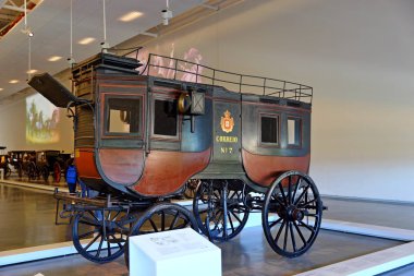 Lizbon Ulusal Otobüs Müzesi'nde antika arabaları sergiler, Portekiz (Museu Nacional dos Coches)