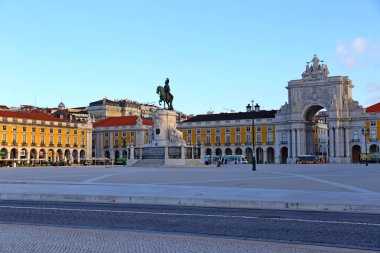 Praca do Comercio (Ticaret Meydanı) Lizbon, Portekiz Kral Jose I Heykeli ile