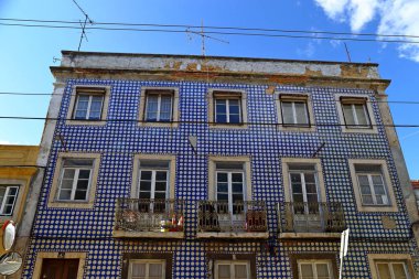 Eski Lizbon mahallelerinde azulejo fayans cephe ile geleneksel renkli binalar Portekiz