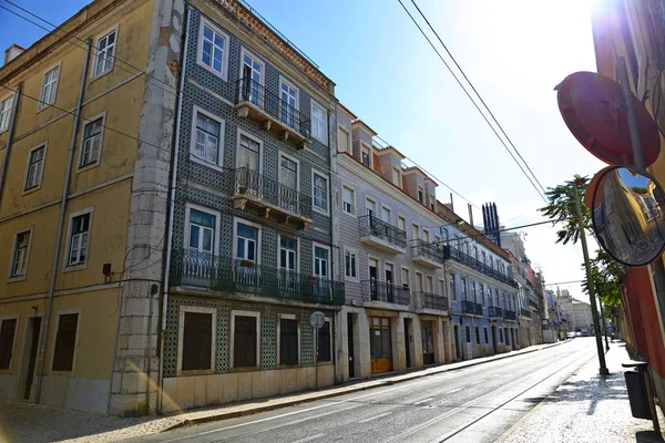 Eski Lizbon Mahallelerinde Azulejo Fayans Cephe Ile Geleneksel Renkli Binalar — Stok fotoğraf