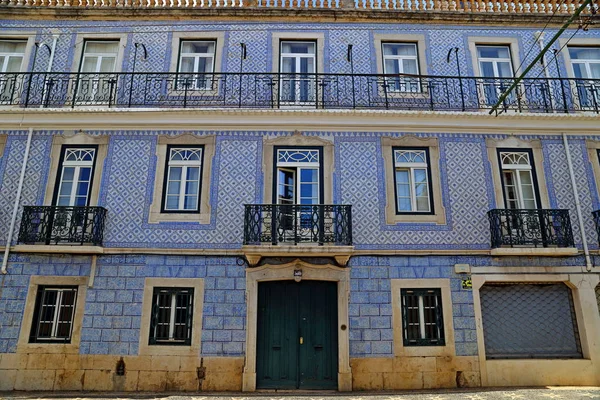 Eski Lizbon Mahallelerinde Azulejo Fayans Cephe Ile Geleneksel Renkli Binalar — Stok fotoğraf